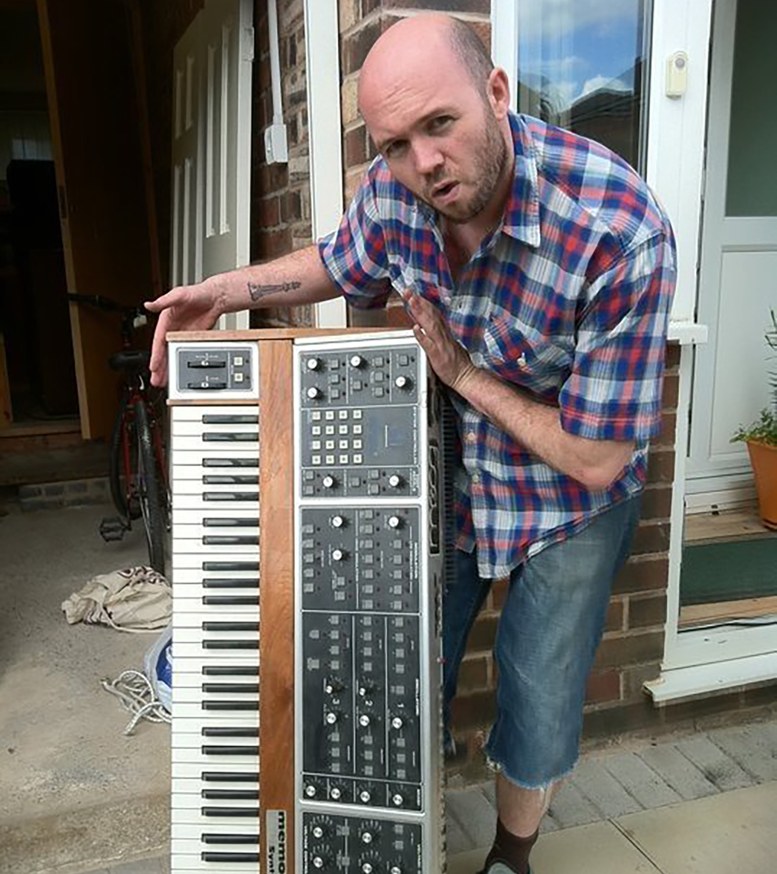 DJ - Absolutely Shit - EDWIN MUSIC CHANNEL - MIX129 - Red Laser Records-